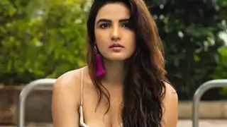 Jasmin Bhasin: Please Try To Understand It is Safe To Be Around Animals In This Situation! Thumbnail