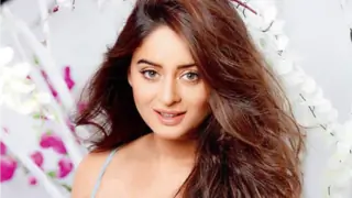  Mahhi Vij hits back at Bigg Boss 13 contestant Paras Chhabra, says 'Do we even follow you to know what you're doing?' Thumbnail