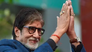 Amitabh Bachchan Sets Example by Distributing 2000 Food Packets Daily to the Needy across Mumbai Thumbnail