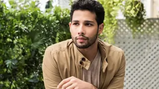 Siddhant Chaturvedi Thanks the front-line workers and Mumbai Police for their support in a unique style! Thumbnail
