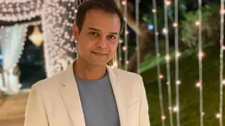 Virendra Sehwag spends some quality family time by watching Siddharth Kumar Tewary's RadhaKrishn! Thumbnail