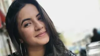 Meera Deosthale Reveals that Sasural Simar Ka's Associate Director was Very Mean to her!  Thumbnail
