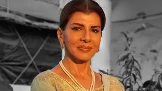 Actor Anita Raaj accused of Entertaining Guests amid lockdown; Cops busted an Offline House Party? Thumbnail