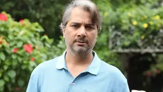 Varun Badola Reveals he likes to stay connected with Cast & Crew; says it gives him sense of the real world!  Thumbnail