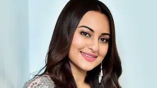 Sonakshi wants to forget 2020 ever happened; Plans on celebrating her 10th year in Bollywood next year!  Thumbnail