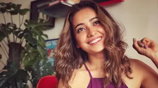 Asha Negi Recalls Being Shy & Awkward during the Lip-Lock Scene in Baarish 2!  Thumbnail