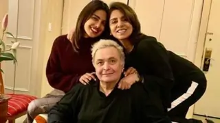 Priyanka calls Rishi Kapoor’s Demise ‘End of an Era’; Grieves with Neetu, Ranbir, Riddhima in a Heartfelt Eulogy Thumbnail