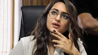 Sonakshi’s Selfie Triggers Ramayan Controversy Yet Again; Trolls	Attack with Nasty Comments Thumbnail