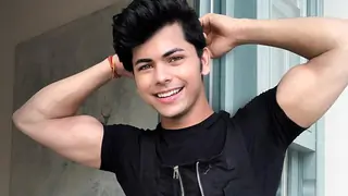 After Karishma Tanna, Siddharth Nigam gets Injured while Working Out!  Thumbnail