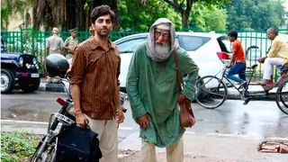 Amitabh Bachchan's Epic Response for a fan who wonders how will Amazon Prime fit him in a small screen! Thumbnail