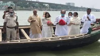 Sushant's Family Bids him a Final Good Bye, With a Heavy Heart and Teary Eyes they Immerse His Ashes in the Holy Ganges Thumbnail