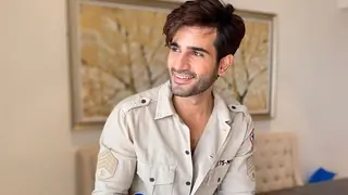 Karan Tacker shifts to Lonavala to stay with parents owing to the rising Covid-19 cases!  Thumbnail