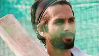 Shahid Kapoor opts a Staggering Pay Cut of 8 Crores for ‘Jersey’! Thumbnail