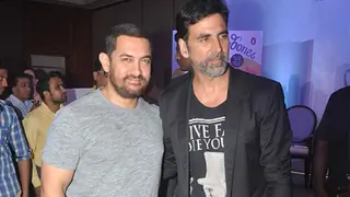 Aamir khan extends support to Akshay Kumar after Netizens call for the Boycott of Laxmmi Bomb; says “This will be huge!” Thumbnail