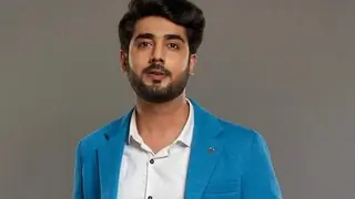 Akshay is reminded of his college days as his character prepares for MBA in the show Thumbnail