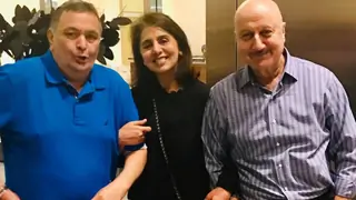 Anupam Kher is Struck with Memories of Rishi Kapoor after meeting Neetu in Chandigarh!