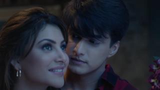 Mohsin Khan and Urvashi's music video Woh Chaand Kahan Se Laogi is a love ballad that makes you sad