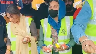 Himanshi Khurana joins farmer's protest; Distributes food Thumbnail