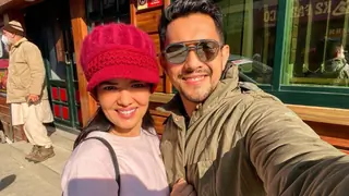 Aditya Narayan shares honeymoon selfie with wife Shweta Agarwal from Srinagar  Thumbnail