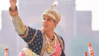 Atrangi Re: Akshay Kumar dresses up as Shah Jahan in front of Taj Mahal Thumbnail
