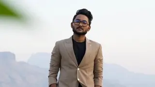 Jaan Sanu makes debut sharing first look of 'Be Intehaan Sa' Thumbnail