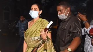 After 6 hours of questioning, Arjun Rampal’s sister Komal Rampal leaves NCB office Thumbnail