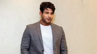 Sidharth Shukla urges fans to not fight, Says ''Please stop squabbling among yourselves'' Thumbnail