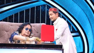 Pawandeep gets a gold chain from Bappi Lahiri on the sets of Indian Idol Season 2020