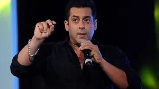 Salman Khan stands firm to his decision; Refuses to budge despite being offered a bomb money: Source spills the beans Thumbnail