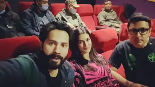 Varun- Kriti give honest review of Janhvi-Rajkummar-Varun's Roohi after watching it in theater Thumbnail