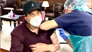 Dharmendra gets the first dose of COVID-19 vaccine; shares an inspiring video! Thumbnail