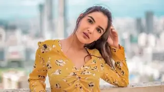 Jasmin Bhasin urges fans to 'understand the gravity of the situation' and spread 'positivity' Thumbnail
