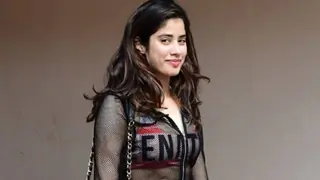 Janhvi Kapoor mocks photographer in quirky BTS video; Watch!  Thumbnail