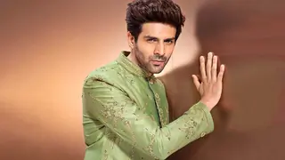 Kartik Aaryan breaks the internet with a new and ‘sexy selfie’; Read the hilarious replies from his fans  Thumbnail