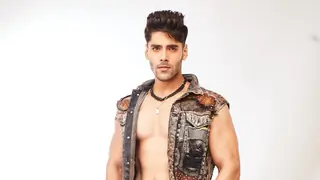 Simba Nagpal makes a dashing entry on the stage of Bigg Boss 15, earns the tag of a 'Lion' Thumbnail
