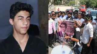 Aryan Khan gets a grand welcome by SRK's fans at Mannat Thumbnail