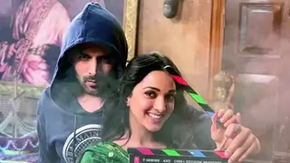 Kartik Aaryan shares a picture on Halloween joking about Kiara Advani's unrecognisable look Thumbnail