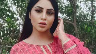 Arshi Khan meets with a car accident in Delhi Thumbnail