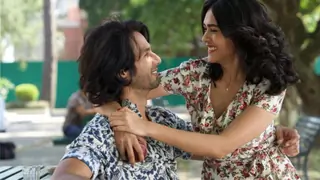 Jersey stars Shahid Kapoor and Mrunal Thakur discuss exes through social media posts Thumbnail
