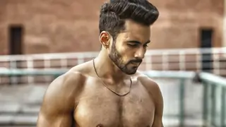 Abhishek Bajaj on having 16 stiches on the hand but still shooting for 'Chandigarh Kare Aashiqui' Thumbnail
