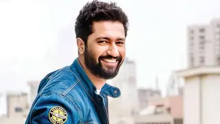 Vicky Kaushal shows off his wonderful batting skills while having fun on the sets in Indore Thumbnail