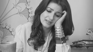 Twinkle Khanna sings ‘Mera dil bhi kitna pagal hai’ while holding a plate of laddoos Thumbnail