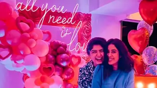 Janhvi Kapoor celebrates 25th birthday with her close ones; See PICS thumbnail