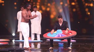 Khiladi Akshay Kumar plays a jaw-dropping game of strength with contestant Tipu Pehelwaan on Hunarbaaz