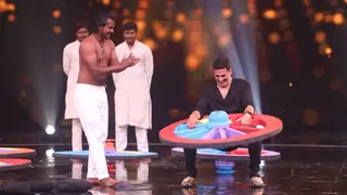Khiladi Akshay Kumar plays a jaw-dropping game of strength with contestant Tipu Pehelwaan on Hunarbaaz thumbnail