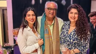 Boney Kapoor poses with daughters Anshula and Khushi while Anil Kapoor photobombs thumbnail