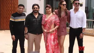 Bachchhan Paandey aka Akshay Kumar kidnaps the team of influencers on a train to Delhi  Thumbnail