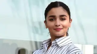 Alia Bhatt and fans scream out RRR while she shoots for Brahmastra with Ranbir Kapoor Thumbnail