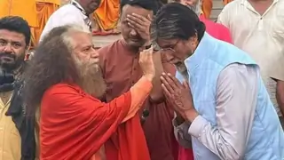 Amitabh Bachchan performs Ganga aarti in Rishikesh Thumbnail