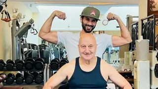 Anupam Kher is delighted to meet Jersey guy Shahid Kapoor thumbnail